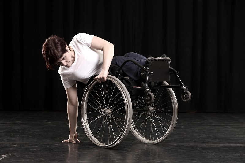 – Det føles viktig å være deltakende i prosessen, både som forsker, kvinne med funksjonsnedsettelse og dansekunstner, sier Elen Øyen om å være medforsker i et nytt kunnskapsprosjekt med Kulturrådet som oppdragsgiver. Foto: Jøran Værdahl.