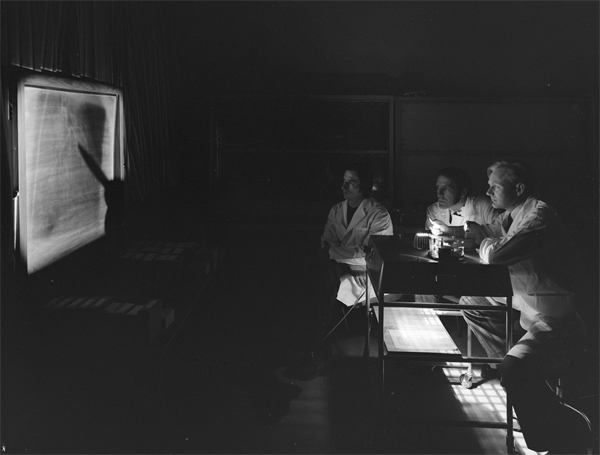 Vurdering av skjermbildefotografi ved sykehus, 1975. <br>Foto: Leif Ørnelund / Oslo Museum CC-BY-SA