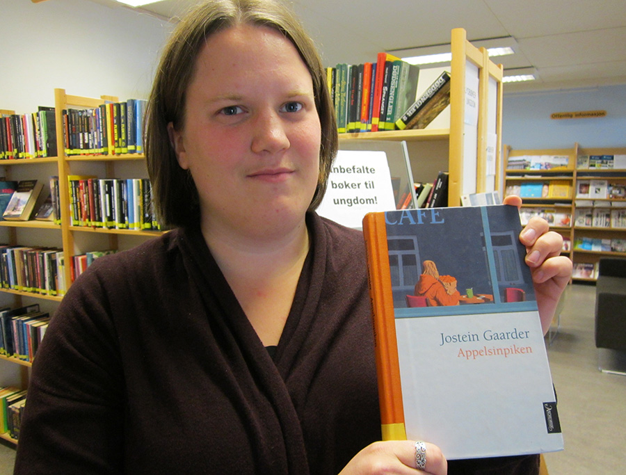 Kaia Orskaug Svaan ved Grue bibliotek har valgt seg Jostein Gaarders Appelsinpiken fra 2003.