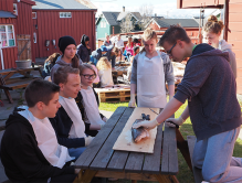 Elever fra klasse 8A ved Vadsø ungdomsskole fileterer torsk som skal bakes inn i kalakukko (fiskebrød). Aktivitet på Kvenuka 2015. Foto: Renate Martinussen