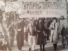 I 1982 arrangerte Funksjonshemmedes Fellesorganisasjon (FFO) sin største demonstrasjon i Oslo. Her på vei til Stortinget, med formann Arne Husveg og daglig leder Ann-Marit Sæbønes i front. Bildet er hentet fra FFOs 50-års jubileumsbok 