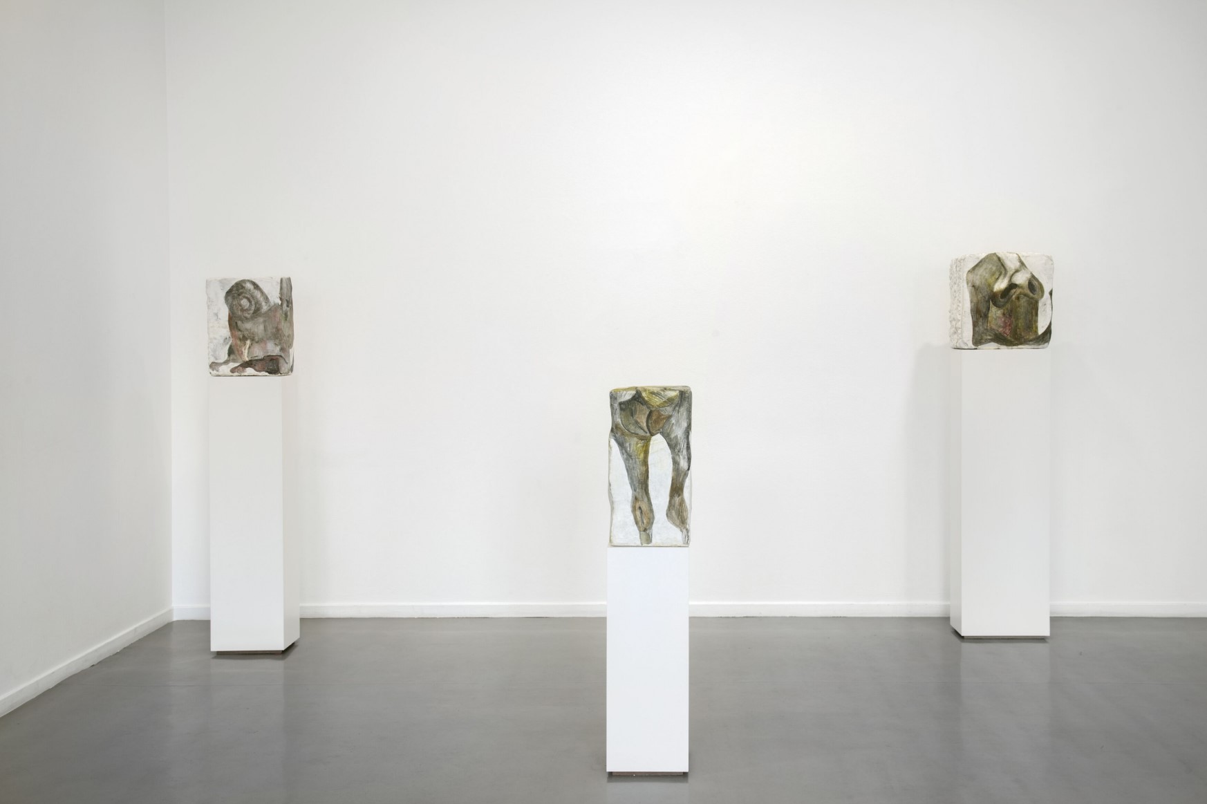 Melanie Kitti, før skjelettet mitt fantes, før jeg fantes, fantes det en tåre, Oslo Kunstforening, 2024. Foto: Øystein Thorvaldsen / Oslo Kunstforening