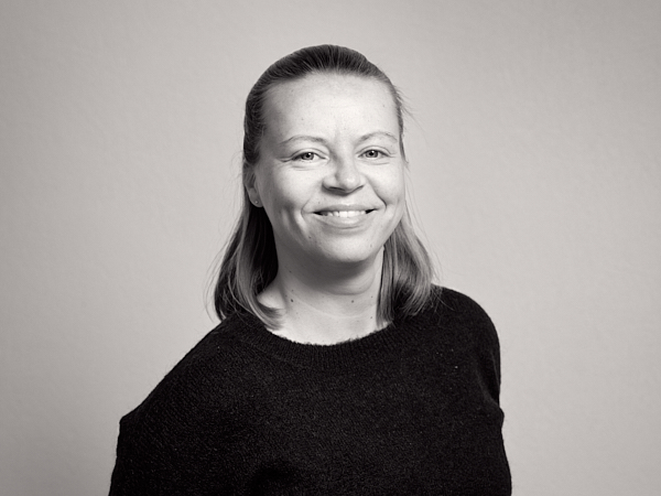 Pia Eriksen (Personlig assistent for direktøren)