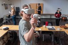 Testing av VR i samarbeidsprosjektet til Teater Vestland og Nordland Teater. Foto: Heidi Hattestein.