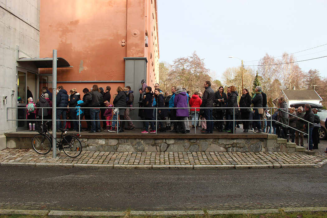Publikum på vei inn i Bomuldsfabrikken.