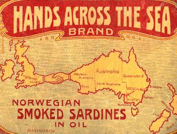 Utsnitt av etiketten Hands across the Sea. Foto: Norsk hermetikkmuseum. Digitaltmuseum.no