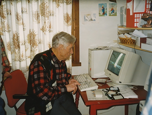 Børge Garpestad har teke i bruk den nye tida med datamaskin. 1996  Fotograf: Venke Garpestad / Jærmuseet