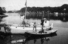 Tre generasjoner båtreisende har ankret opp ved Nordstrøno i Bjørnafjorden på 1950-tallet. Foto: Haugalandmuseet