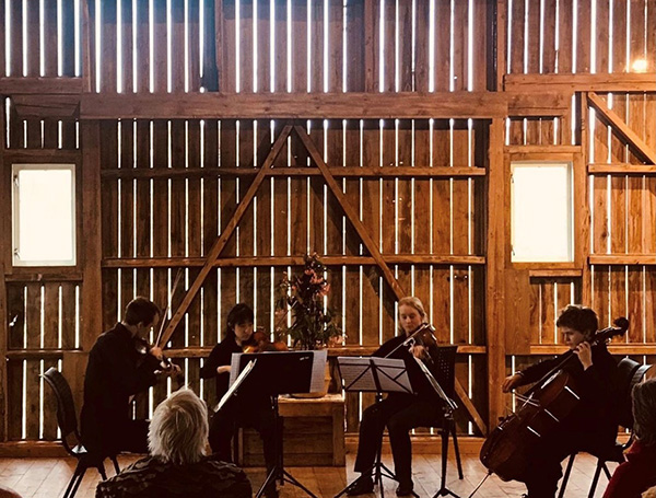 'Musikk & mat' er en serie konserter i en ombygget låve på en gård, 10 km fra Røros. Gården er hjemmet til kulturbedriften, Fjøsakademiet, som fikk tilskudd fra ordning for arrangørstøtte musikk i 2021. (Foto: Lindsay Winfield-Chislett.)