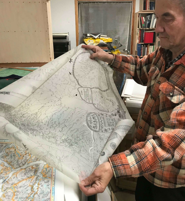 Hans Ragnar Mathisen er en internasjonalt anerkjent samisk kunstner. Hans brede virke som kunstner omfatter også kart over hele Sápmi med detaljerte stedsnavn. Foto: Árran kultursenter.