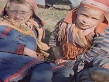To samiske barn i Lyngseidet i Troms. Bilde fra originalt filmopptak av Eva Braun 1939