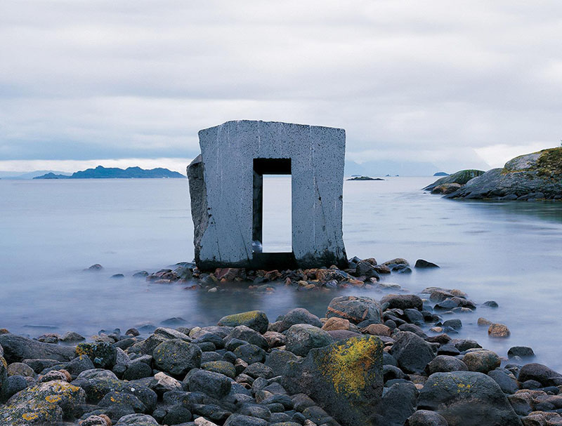 Anish Kapoors Øye i stein i Lødingen kommune. Alle foto: Skulpturlandskap Nordland