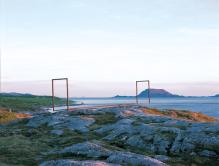 <i>Omkring</i> av Waltercis Caldas er plassert i Leirfjord som en del av Skulpturlandskap Nordland. Foto: Vegar Moen