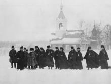 Fotografi av Petsjengaklosteret er hentet fra boka «Helgen i grenseland». Fotograf: Ellisif Wessel (1896)