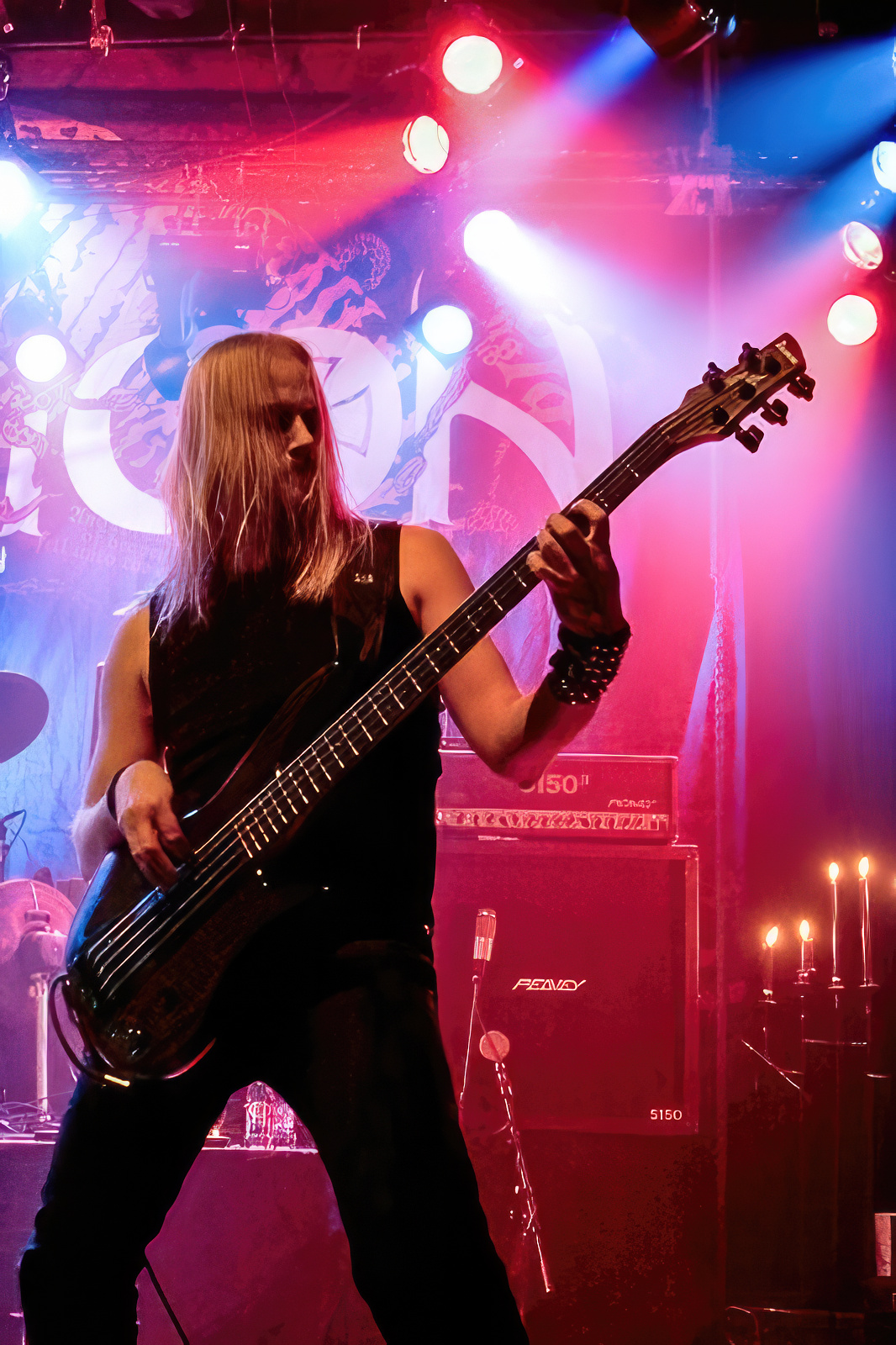 Lars Norberg med bass på scenen