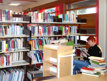 Endringene i innkjøpsordningen for sakprosa skal føre til at bøkene kommer raskere i hyllene på bibliotekene. <br>Foto: Buskerud fylkesbibliotek / Creative Commons