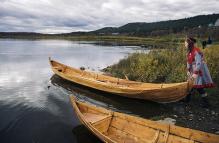 Sandra Márjá West set den sjølvbygde elvebåten sin på vatnet i Karasjoka. Det er få som kan kunsten å bygge elvebåtar i Sápmi. Foto: RiddoDuottarMuseat