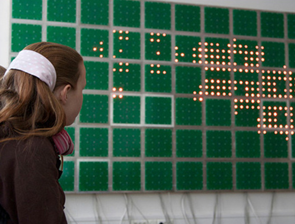 A girl visits The Open Wall. Foto: Kai Torgeir Dragland.