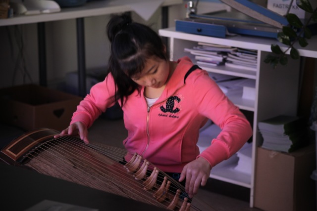 Kum Song øver på det tradisjonelle instrumentet Kayagum.