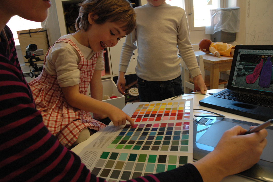 Vi diskuterer farger. Foto: Martine Flugund