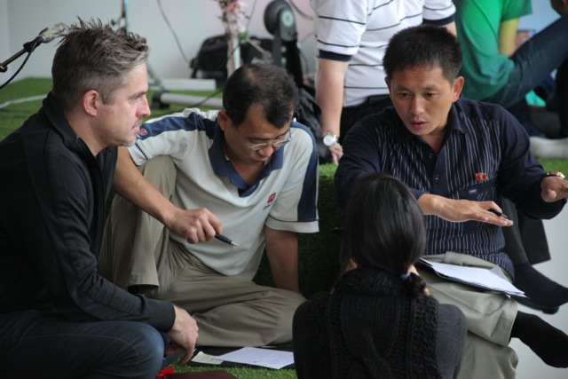 Morten, Ruy Kyong Il, Ri Yong Man, Ho Jong Hwa og Mary Sun Kim oversetter prøven og diskuterer prosjektet.