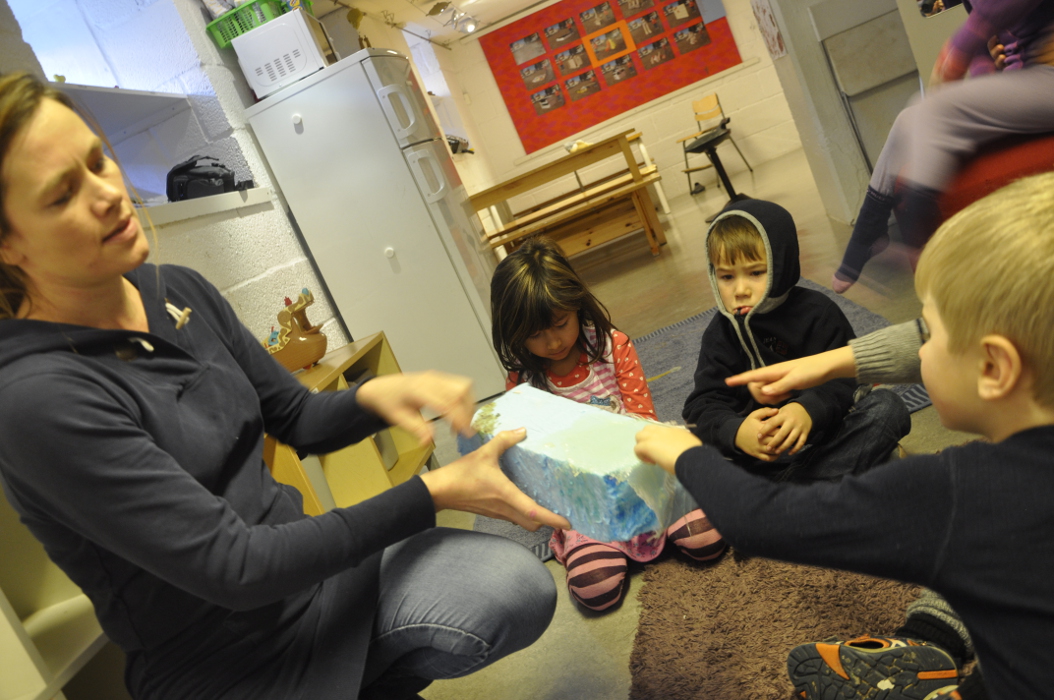 Oppdateringsmøte i barnehagen. Barna får kjenne på glassfiber. Foto: Tine Bentsen
