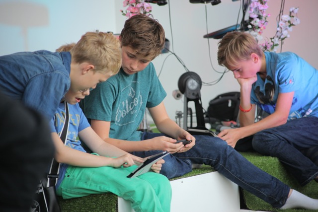 Adrian, Jacob, Jonathan og Stig spiller spill på mobil/ipad i pauser.