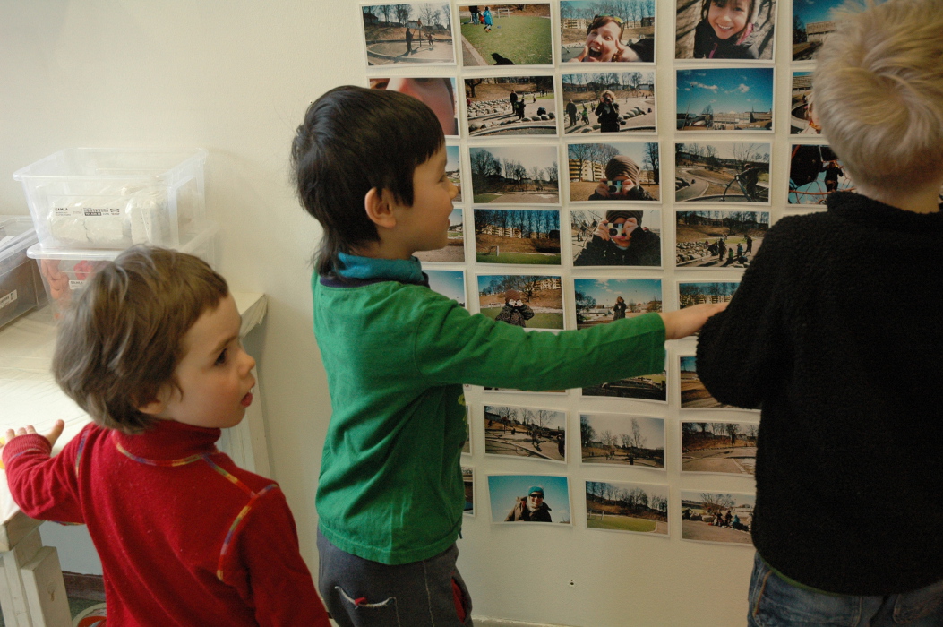 Barnas fotografier hang på veggen i atelieret på Sagene. Foto: Martine Flugund